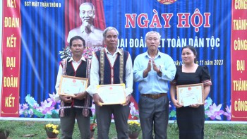 Già làng A Nhen đi đầu trong học tập và làm theo Bác