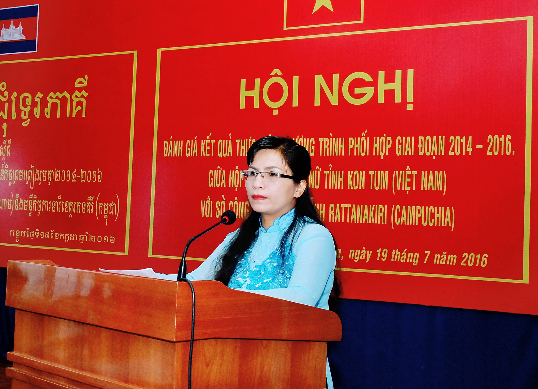 Đồng chí Nguyễn Thị Minh iên phát biểu tại Hội nghị đánh giá chương trình phối hợp giữa hội LHPN tỉnh với Hội phụ nữ Sê Kông, Attapư (CHDCND Lào), giai đoạn 2014-2016