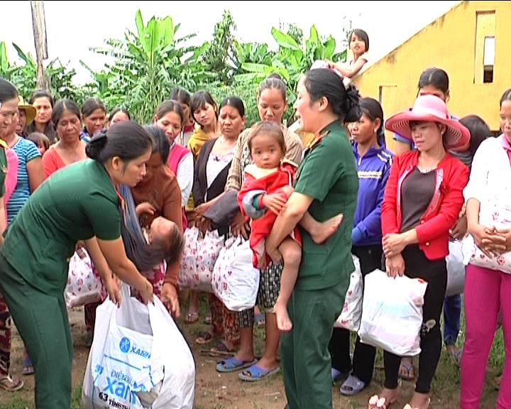 Hội phụ nữ tặng quần áo cho bà con đồng bào xã Ya Xiêr, huyện Sa Thầy