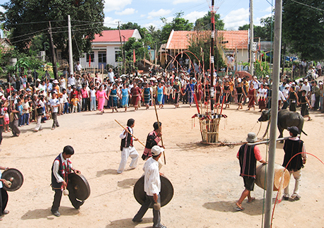 Lễ hội đâm trâu mừng nhà rông mới của dân tộc Ba Na