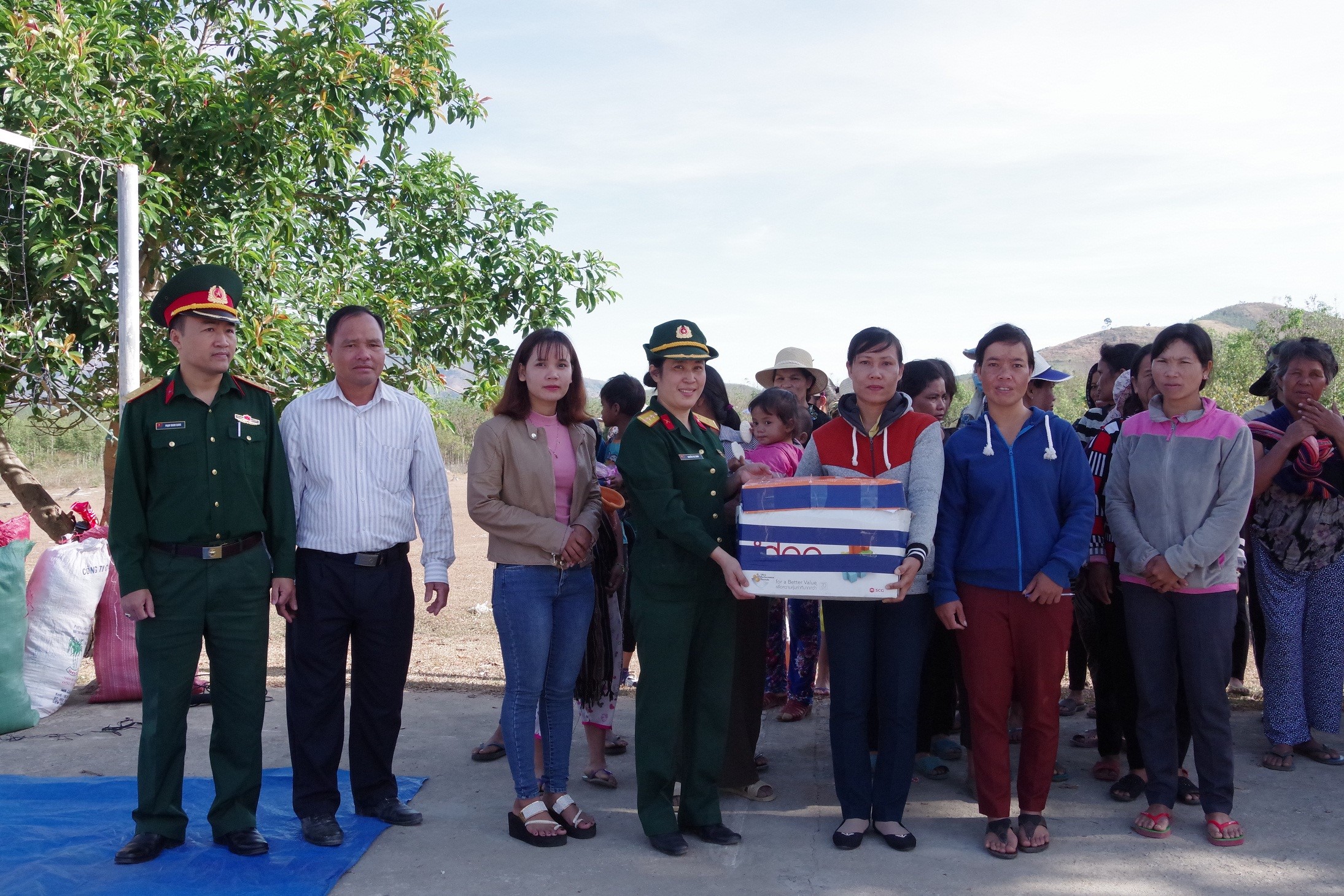 Phụ nữ Bộ CHQS tỉnh Kon Tum tặng quần áo cho các hộ dân còn khó khăn