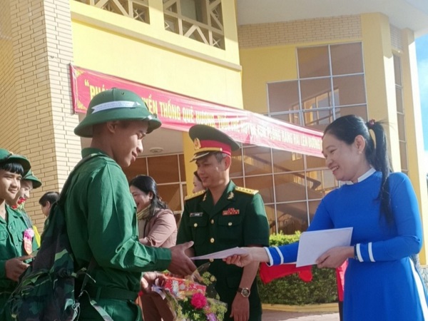 Hội LHPN các cấp trao quà cho tân binh lên đường nhập ngũ - Nguyễn Thị Nađường nhập ngũ