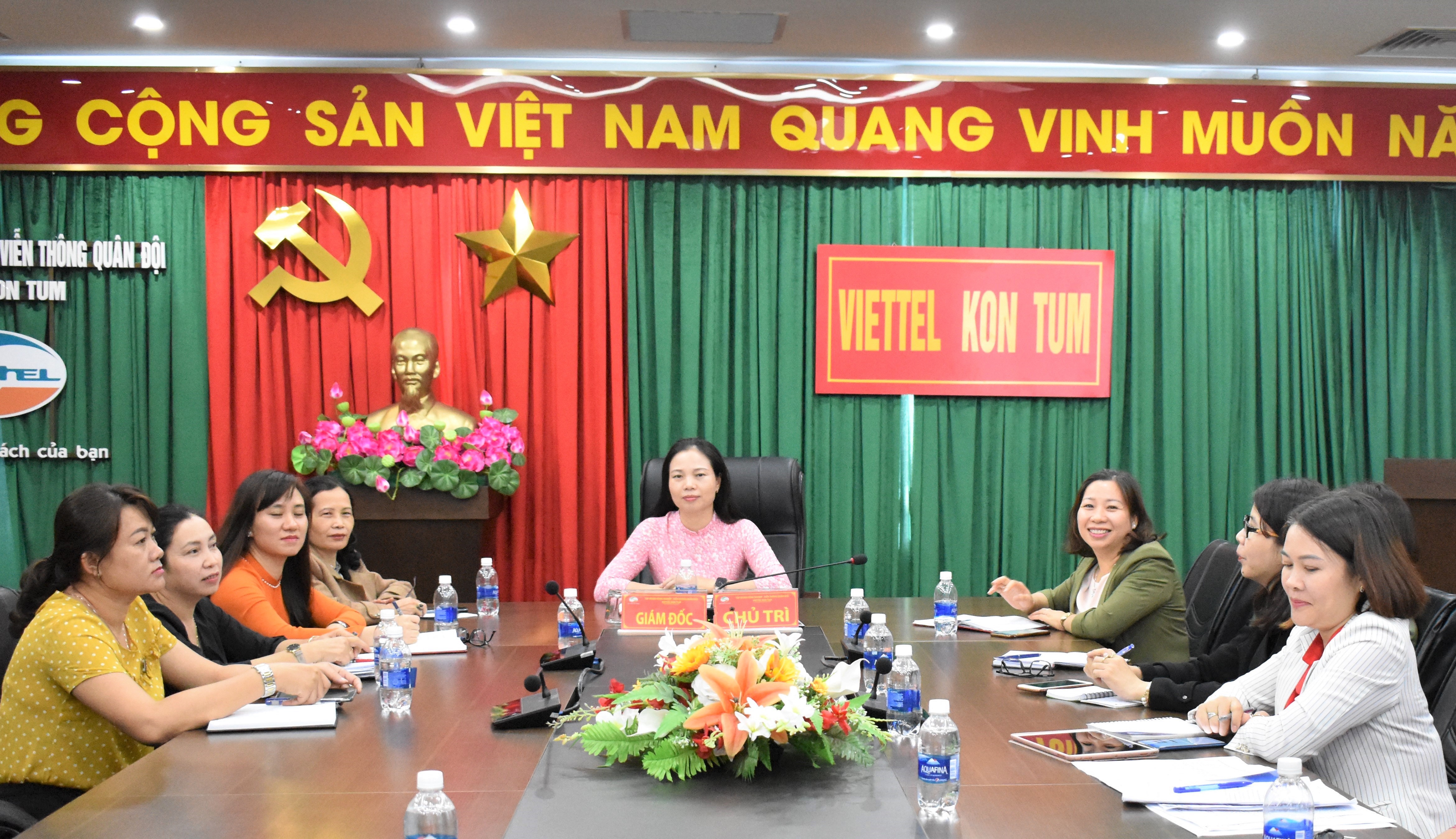 Điểm cầu TP Kon Tum do đồng chí Trần Thị Phong Lan - Phó Chủ tịch Hội Liên hiệp phụ nữ tỉnh Kon Tum chủ trì. Ảnh: MT