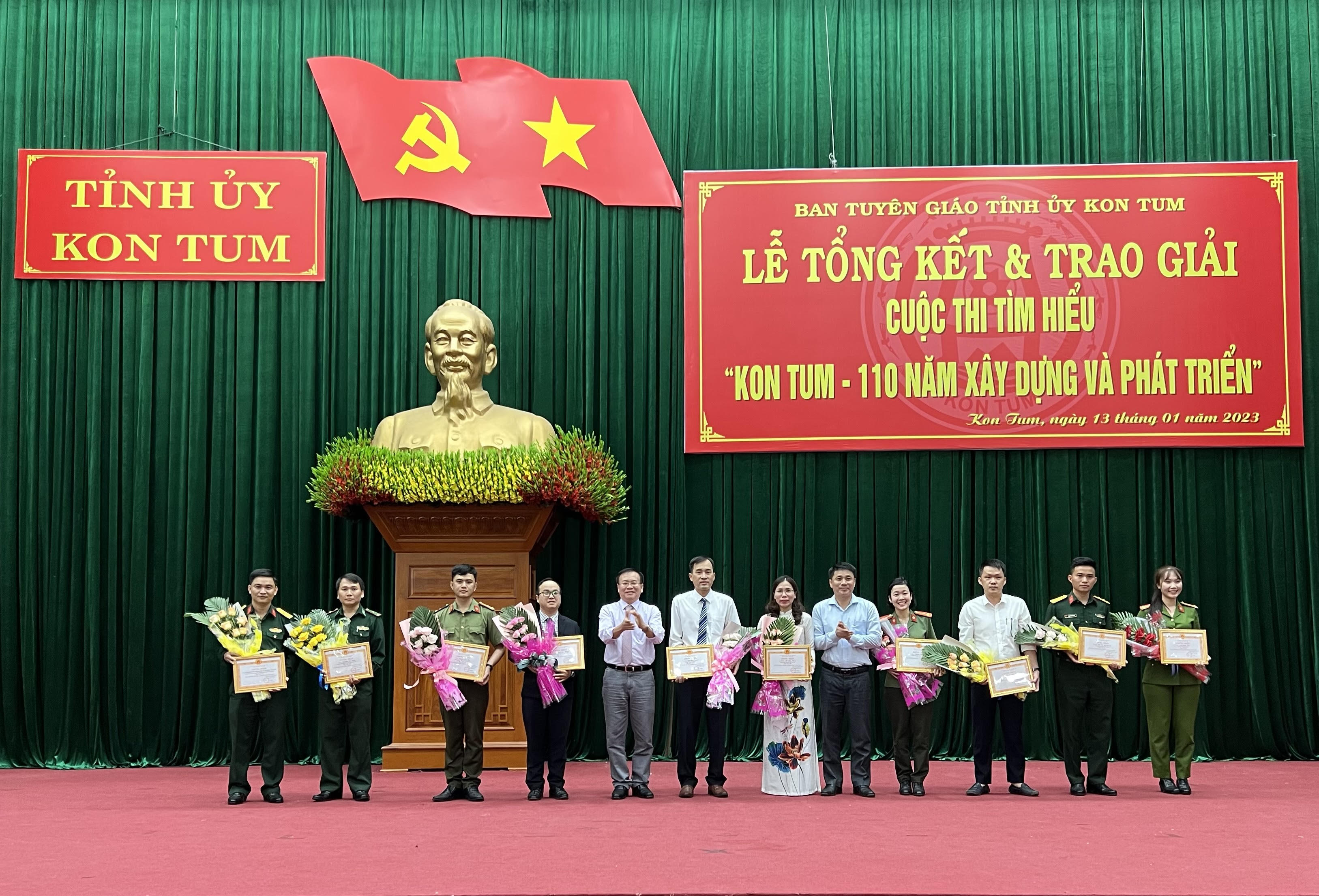 130612Đồng chí Phó Bí thư Tỉnh ủy Nguyễn Văn Hòa tặng giải cho các cá nhân đạt giải cao của Cuộc thi