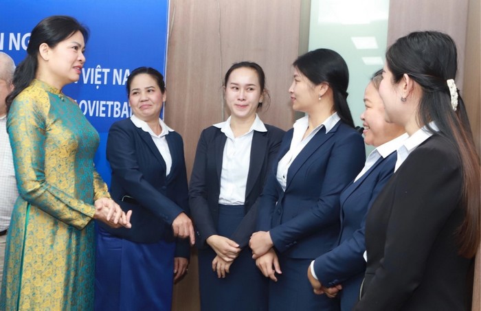 Chủ tịch Hội LHPN Việt Nam Hà Thị Nga trao quà cho lãnh đạo Ngân hàng liên doanh Lào - Việt và trò chuyện cùng các nữ cán bộ, nhân viên Ngân hàng tại buổi là việc