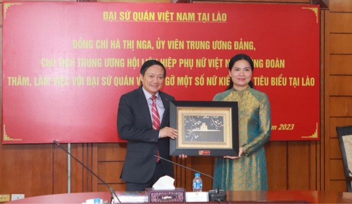 Chủ tịch Hội LHPN Việt Nam Hà Thị Nga trao quà cho ông Nguyễn Bá Hùng, Đại sứ đặc mệnh toàn quyền Việt Nam tại CHDCND Lào