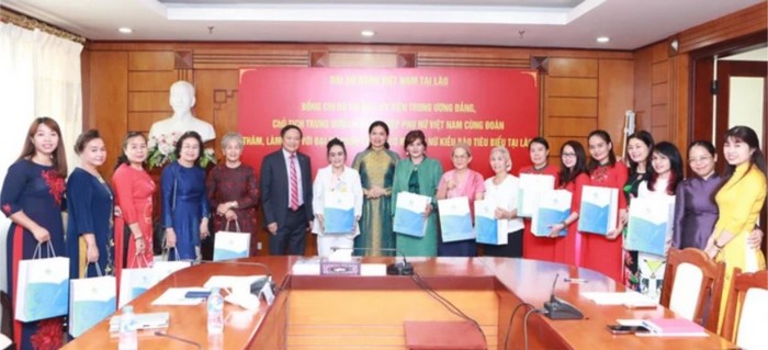 Chủ tịch Hội LHPN Việt Nam Hà Thị Nga trao quà và chụp ảnh lưu niệm cùng cán bộ Đại sứ quán và một số nữ kiều bào tiêu biểu tại Lào