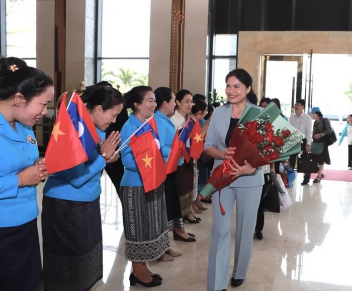 Hội LHPN Lào chào đón Chủ tịch Hội LHPN Việt Nam Hà Thị Nga cùng Đoàn trong chuyến thăm hữu nghị Lào