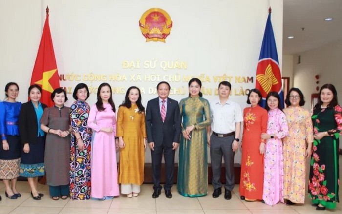 Ủy viên TƯ Đảng, Chủ tịch Hội LHPN Việt Nam Hà Thị Nga (thứ 6 từ phải qua) và Đại sứ Nguyễn Bá Hùng tại Đại sứ quán Việt Nam tại Lào (thứ 7 từ phải qua)