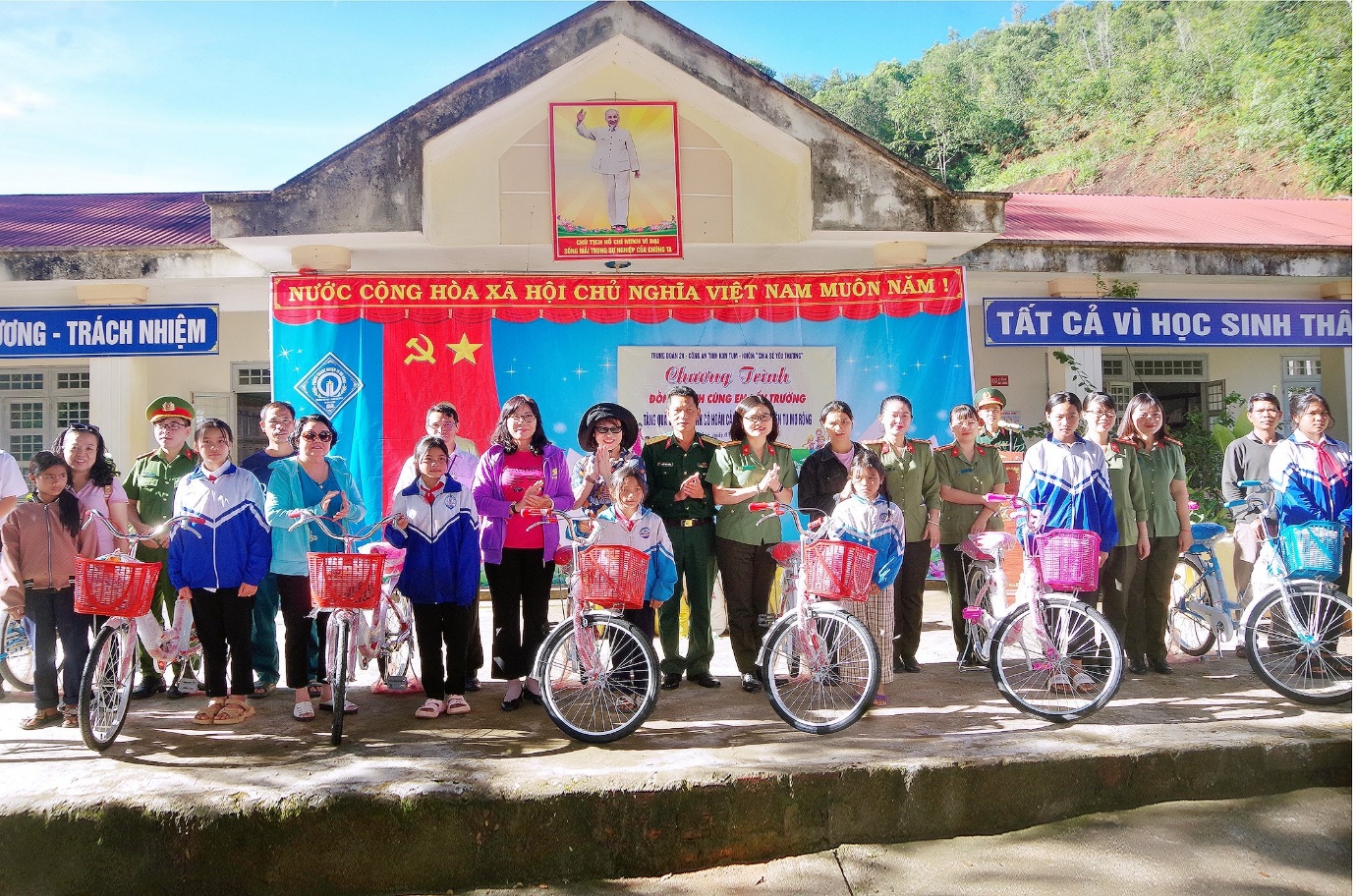 Tăngj 15 xe đạp tại xã Đăk Rơ Ông