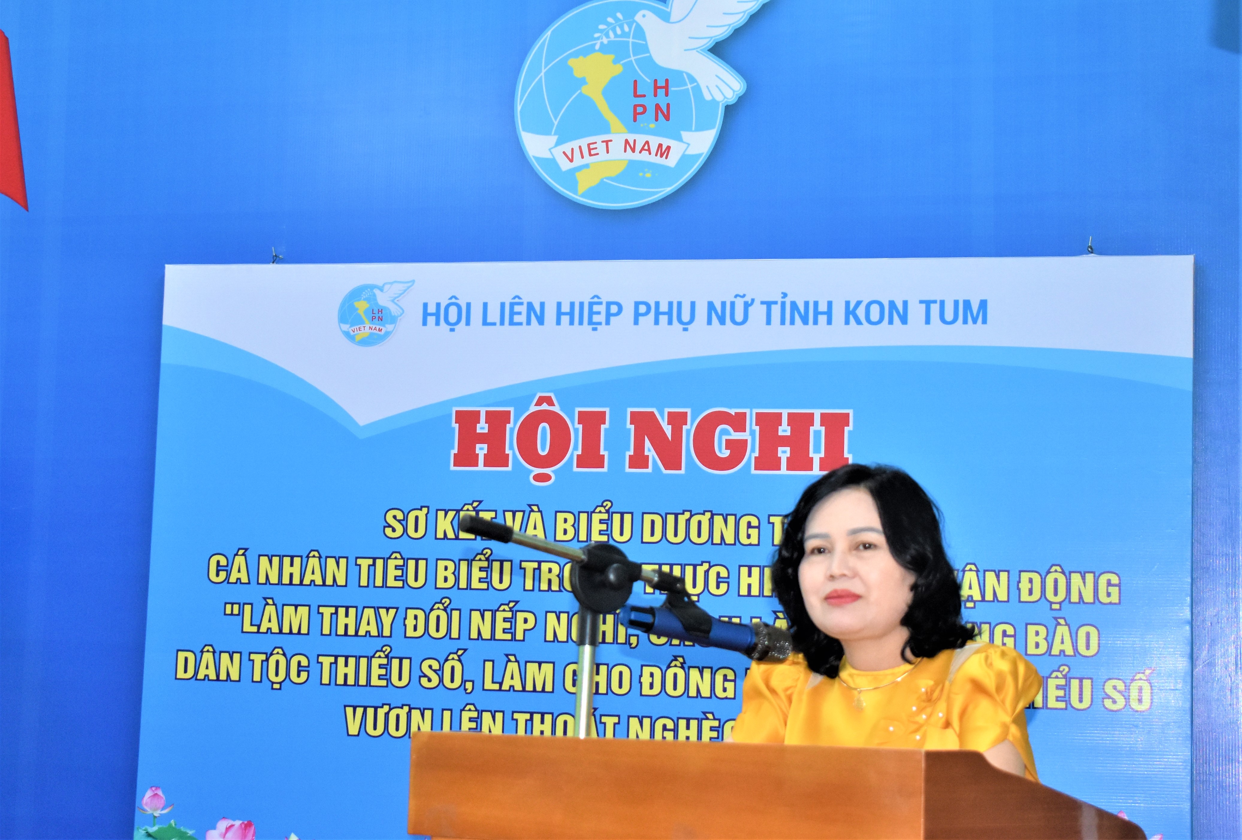 Đồng chí Y Phương, Tỉnh ủy viên, Chủ tịch Hội LHPN tỉnh khai mạc Hội nghị