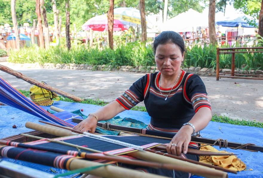 153826Nghệ nhân Y Tủi bên khung dệt-min