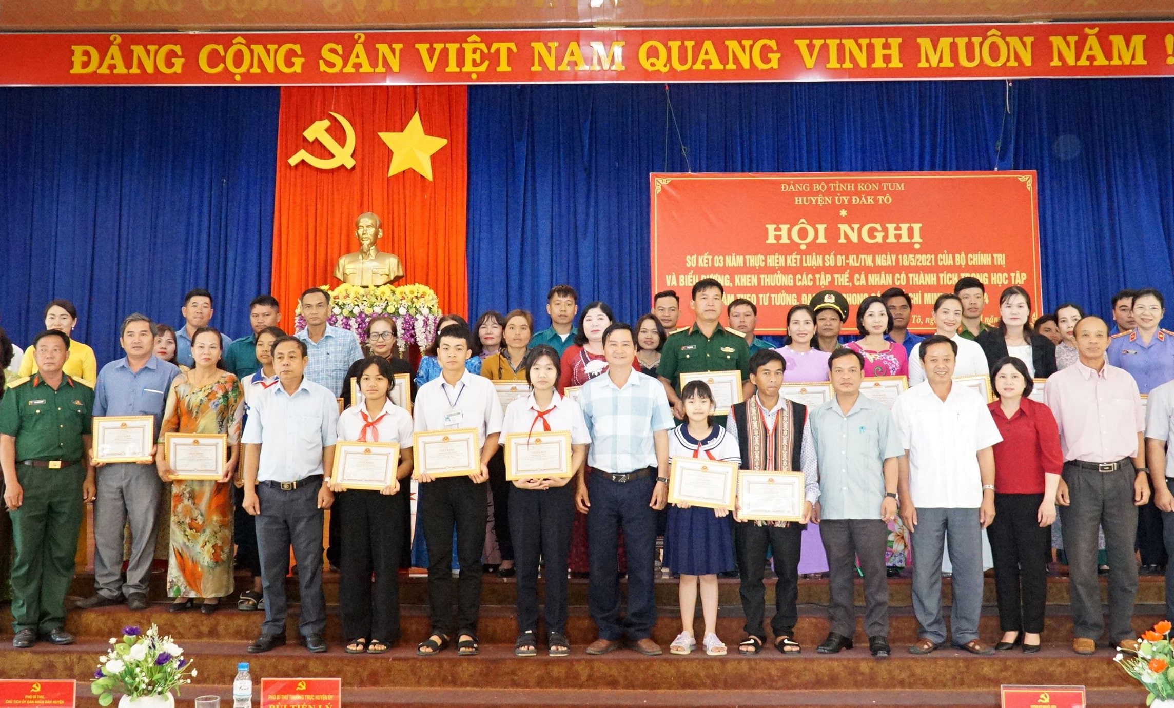 164126Y Phượng (thứ 2 hàng đầu tiên) được Huyện ủy Đăk Tô biểu dương, khen thưởng trong học tập và làm theo Bác.-min