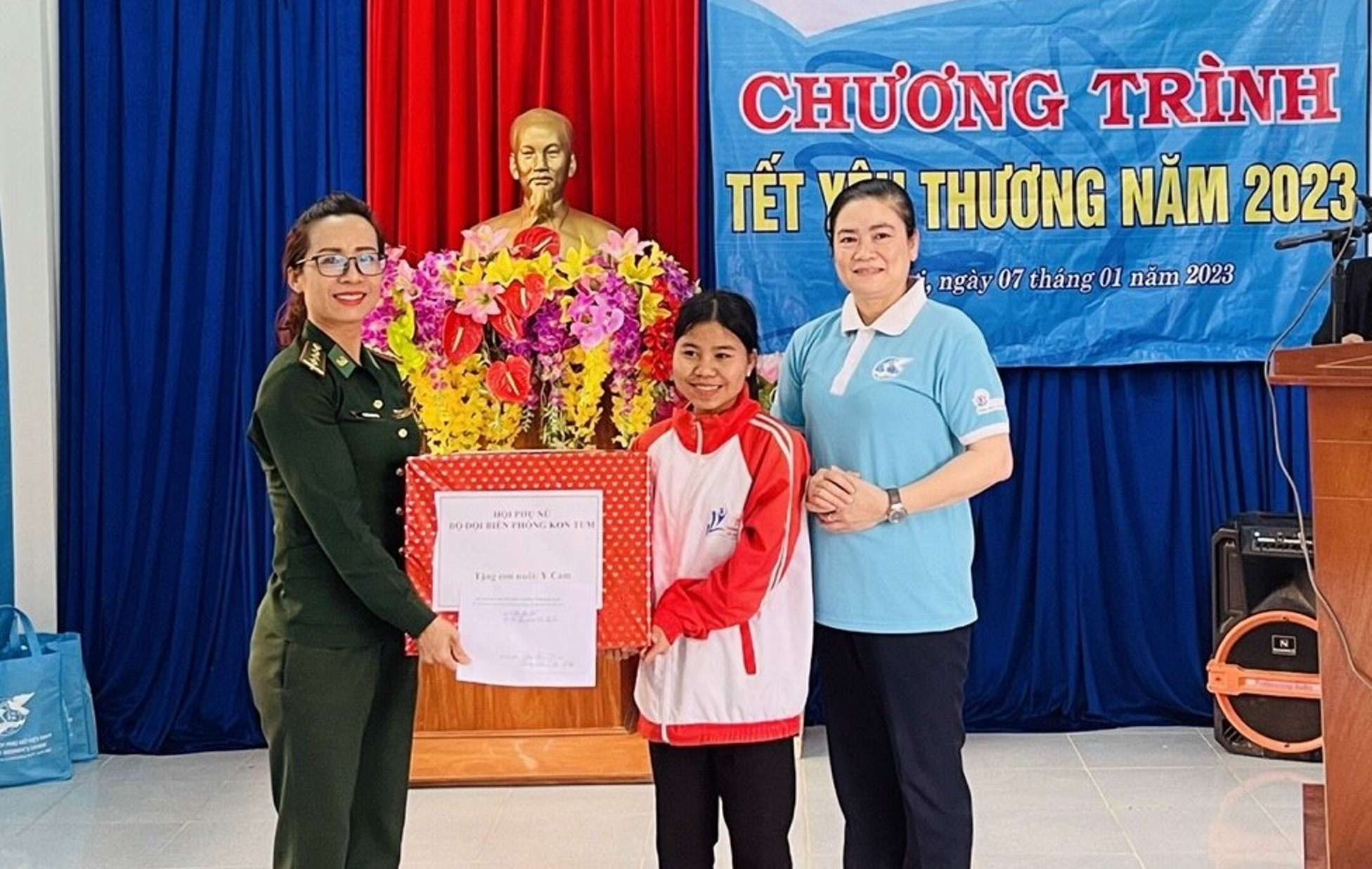 1621241.Đại úy Nguyễn Như Hoa và Hội LHPN Việt Nam tặng quà cho con đỡ đầu Y Cam