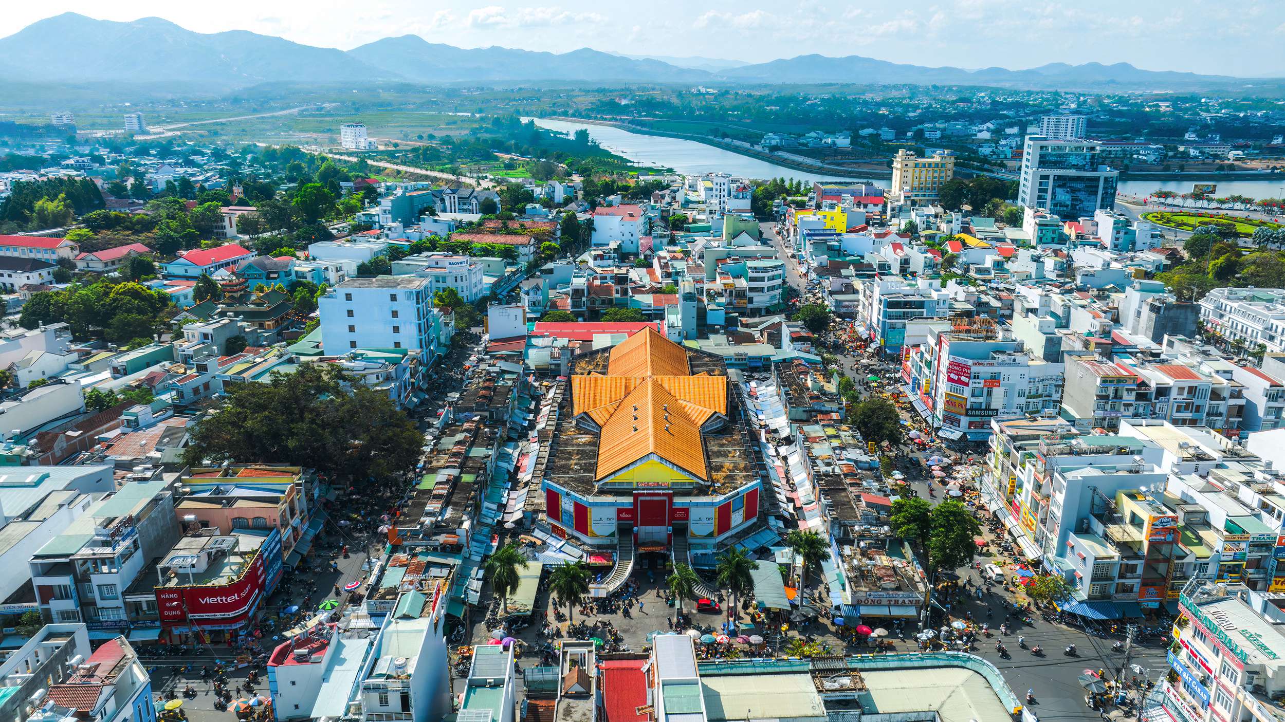 153723Diện mạo đô thị Kon Tum ngày càng khang trang, đổi mới. ảnh Nguyễn Ban