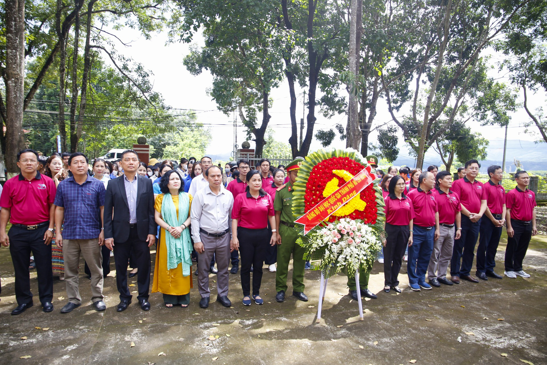 155137Ảnh 6 Dâng hoa, dâng hương tại Nhà bia di tích lịch sử Chiến thắng Đăk Tô – Tân Cảnh.