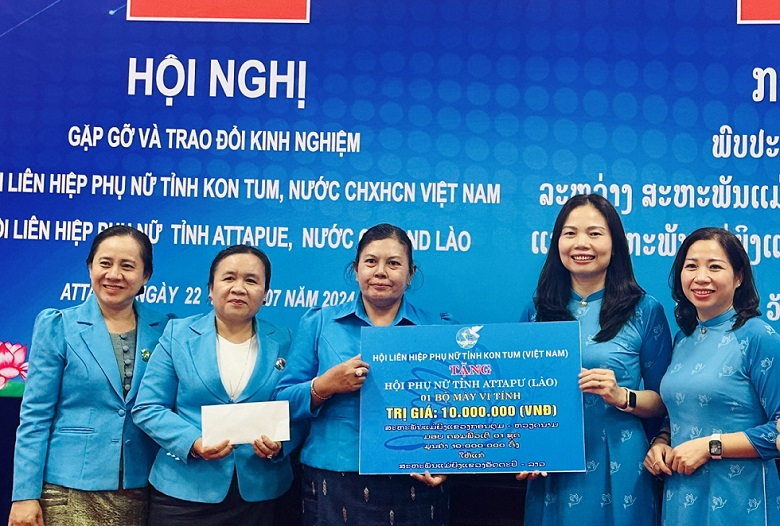 Trao tặng các phần quà cho Hội Phụ nữ tỉnh Attapư và phụ nữ và trẻ em có hoàn cảnh khó khăn. 1