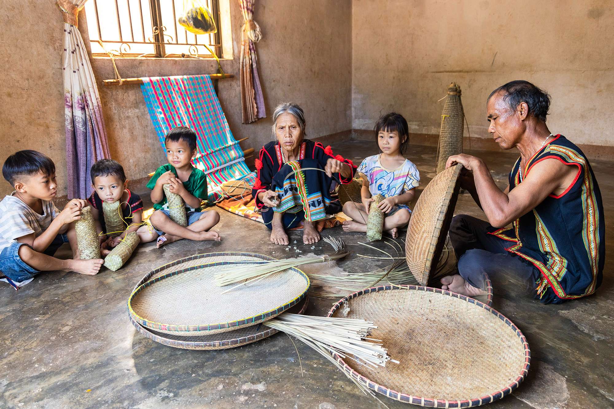 102145H2 - Gia đình bà Y Piuh quây quần đan lát các vật dụng thủ công