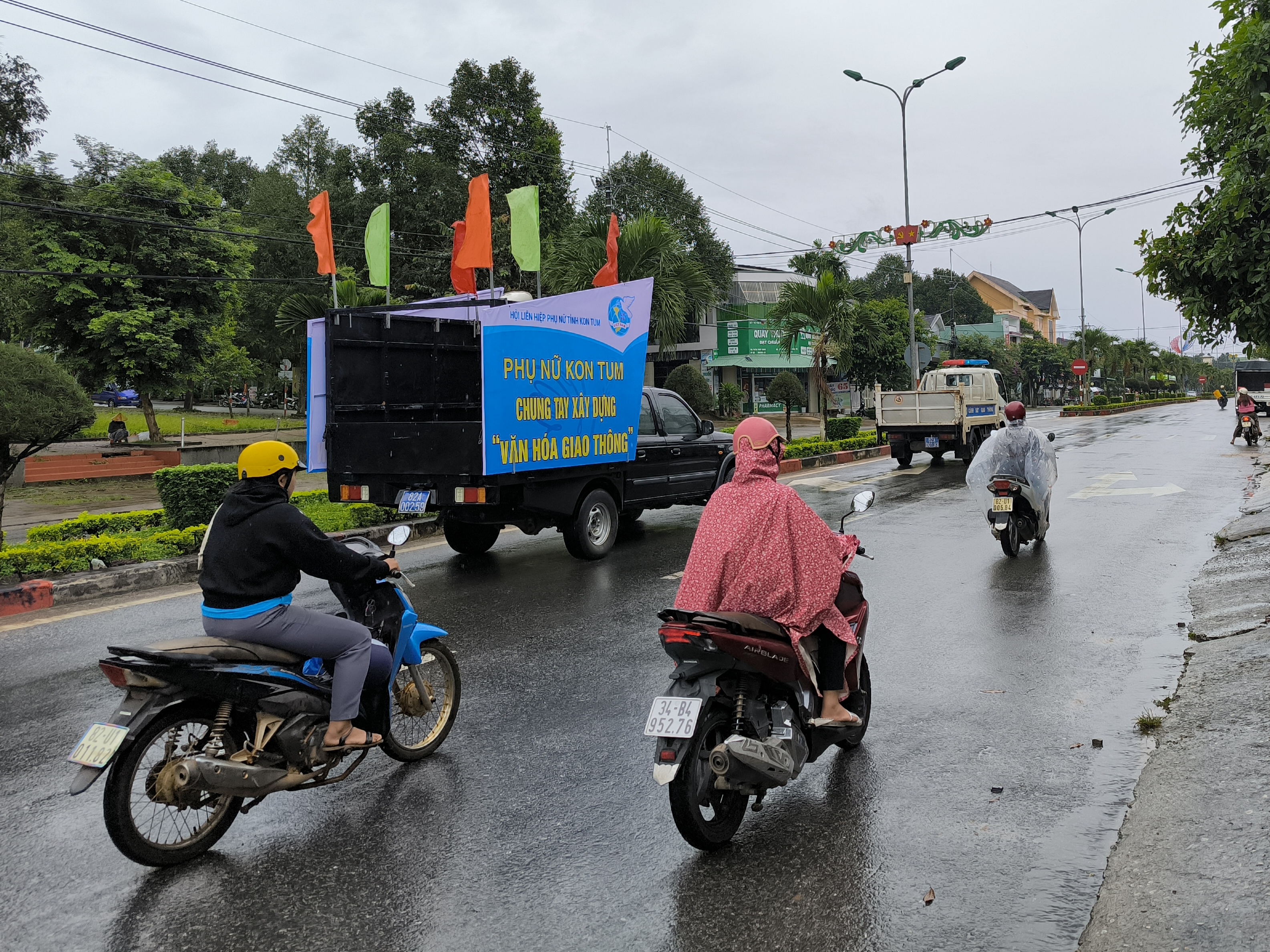 132749Ảnh 3 Tuyên truyền cổ động bằng xe lưu động về ATGT trên các tuyến đường.