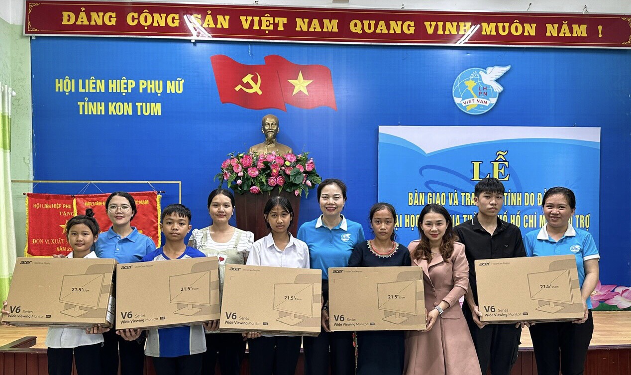 Đồng chí Trần Thị Phong Lan - Phó Chủ tịch Thường trực Hội Liên hiệp Phụ nữ tỉnh trao máy tính cho các em học sinh mồ côi